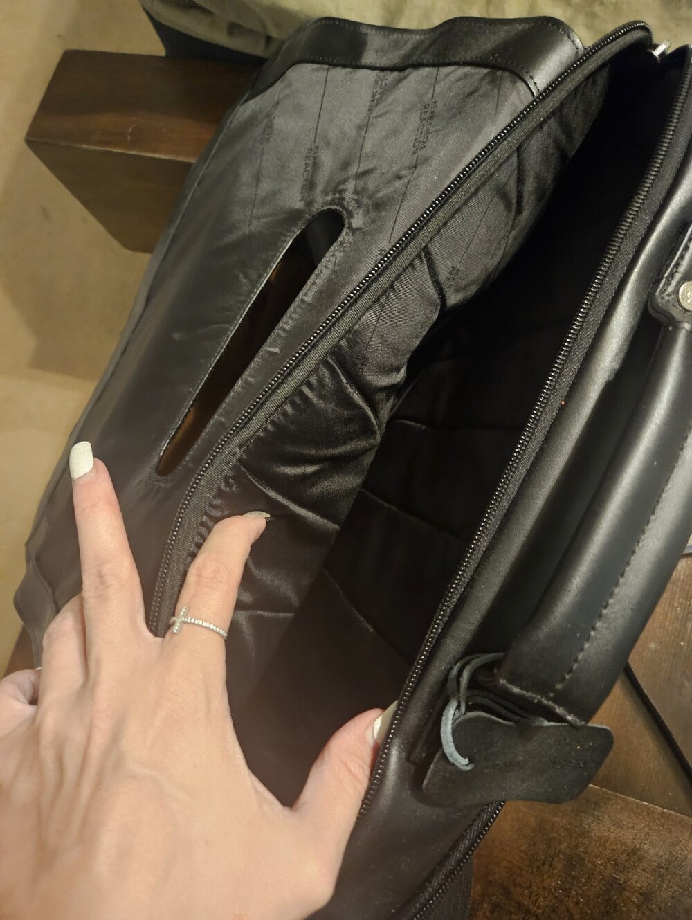 Kenneth Cole Reaction Leather Flapover 16.0" Computer Business Crossbody - Picture 5 of 8